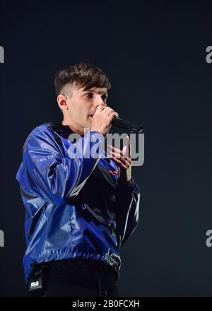 Louis Tomlinson canta ad una folla disvenduta Foto Stock