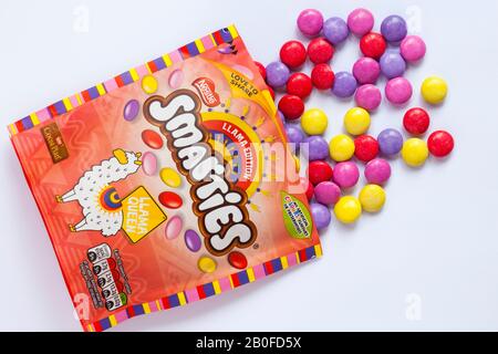 Pacchetto di caramelle Nestle Llama Edition Smarties caramelle aperto con contenuti rovesciati set su sfondo bianco - Llama Queen Foto Stock