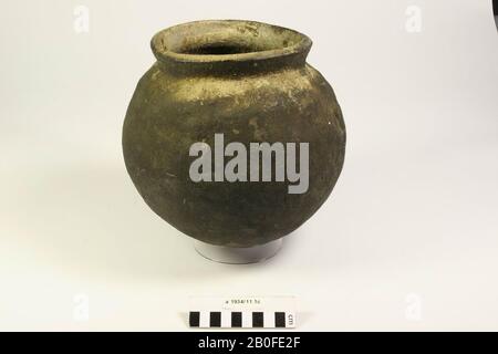 Vaso sfera di colore nero. Vecchie bondings e aggiunte., Pot palla, terracotta (stampato a mano), h: 20,5 cm, diam: 23,5 cm, lme, Olanda, Friesland, Dongeradeel, Dokkum, Hantummerterp Foto Stock