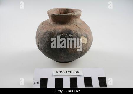 Vecchi legami e aggiunte, cracking sul bordo., palla pentola, terracotta (stampato a mano), h: 9 cm, diam: 10 cm, vme, Olanda, Friesland, Ferwerderadiel, Oosterbeintum Foto Stock