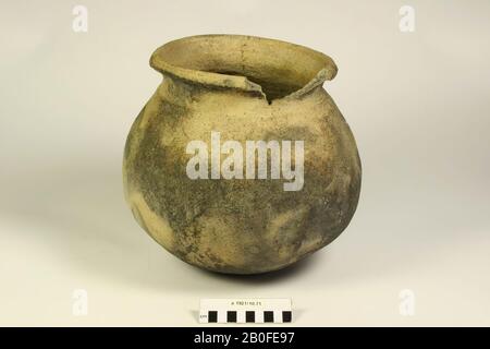 Pianta della sfera. Scheggiatura dal bordo, vecchia bonding, crepe, palla pentola, terracotta (stampato a mano), h: 27,6 cm, diam: 29,5 cm, lme, Olanda, Friesland, Ferwerderadiel, Ferwerd Foto Stock