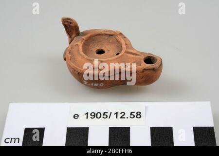 Lampada ad olio in terracotta, con (parzialmente rotta) orecchio, beccuccio, foro di riempimento, foro di fuoco, foro d'aria e marchio di fabbrica., lampada ad olio, terracotta, terracotta, 6 x 3,7 x 3 cm, romana, Olanda, Gelderland, Nijmegen , Nijmegen Foto Stock