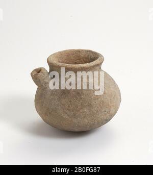 Paesi Bassi Medioevo, vaso, vaso di lancio, terracotta, a mano, h, 6,7 cm, diam, escl. Beccuccio, 7,3 cm, lme 1050-1500 ad, Paesi Bassi, Groningen, Lopersum, Lopersum Foto Stock