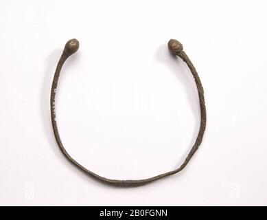 Paesi Bassi Medioevo, bracciale, metallo, ottone, 7,3 cm, 10,5 grammi, lme 1050-1500, Paesi Bassi, Gelderland, Neder-Betuwe, Kesteren Foto Stock