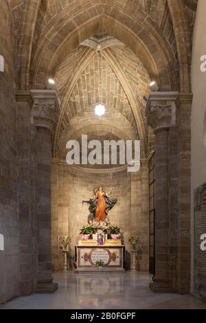 Altare laterale nella Basilica cattedrale di Santa Maria Assunta, Nardò, Italia Foto Stock