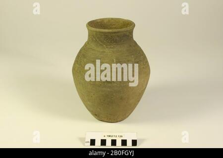 Vaso a doppio cono di terracotta simile a terra nigra con collo alto e decorazione a roll-stamp. Spaccatura nel collo. Contiene residui cremati, ceramica, terracotta (Frankish), h: 21 cm, diam: 17 cm, vmeb, Olanda, Gelderland, Wageningen, Wageningen Foto Stock