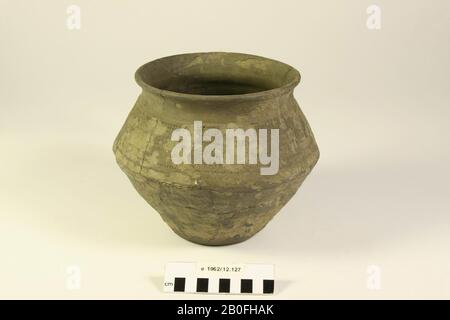 Terra nigra-come piatto di piegatura con decorazione di roll-stamp. Superficie molto danneggiata, vecchi legami e aggiunte., Potty, terracotta (Frankish), h: 17 cm, diam: 20,1 cm, vmeb, Olanda, Gelderland, Wageningen, Wageningen Foto Stock