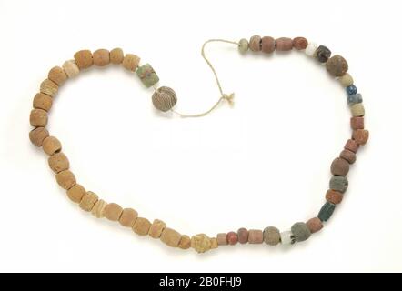 Paesi Bassi Medioevo, stringa di perle, perle, 55x, organico, ambra, terracotta, vmeb 500-700, Paesi Bassi, Gelderland, Geldermalsen, Geldermalsen, Bottesteyn Foto Stock