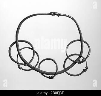 Anello a braccio ovale di filo d'argento rotondo con estremità appuntite, fissato l'uno all'altro con un nodo a spirale. Cinque anelli più piccoli di filo d'argento con punte appuntite sono collegati all'anello grande con un semplice nodo. Stenberger 1958 tipo Ar 1 e Ar 2 Ar 1: DS 7,1-8,1 cm, filo ds 0,20-0,45 cm, Ar2, (1): DS 2,2 cm, filo ds 0,15-0 , 20 cm, (2): DS 2,6 cm, filo ds 0,15-0,20 cm, (3): DS 2,7 cm, filo ds 0,15 cm, (4): DS 2,8 cm, filo ds 0,15-0,25 cm, (5): DS 2,9 cm, ds, anello braccio, metallo, argento, diam. 7,1 - 8,1 cm, vmec 900-950 DC, Paesi Bassi, Olanda del Nord, Schagen, Callantsoog, spiaggia Foto Stock