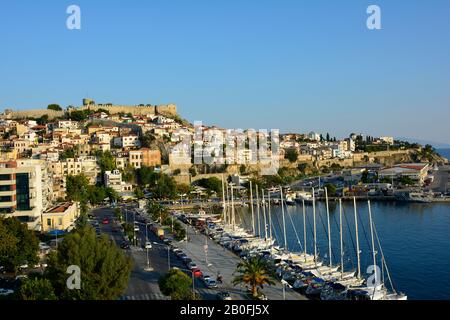 Kavala, Grecia - settembre 15th 2015: Paesaggio urbano con fortezza, diversi edifici e porto nella città di Eastmacedonia Foto Stock