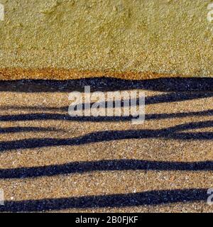 Semi Abstract foto a colori di piscine rocciose, acqua, sabbia e roccia, l'immagine è un colore astratto con uno stile quasi impressionismo contenente roccia pa Foto Stock