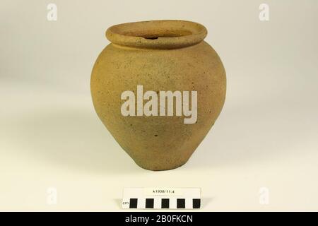 Pentola da cucina con pareti ruvide e canale del coperchio. 1 chip dal bordo, vaso, terracotta (Frankish), h: 20,5 cm, diam: 18,6 cm, vmeb 500-700, Olanda, Brabante Nord, Bergeijk, Westerhoven, cimitero Foto Stock