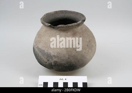 Pentola a sfera di terracotta formata a mano. Il bordo è danneggiato., vaso di palla, terracotta (stampato a mano), h: 12,4 cm, diam: 14,5 cm, lme, Olanda del Nord, Haarlemmermeer, Haarlemmermeer Foto Stock