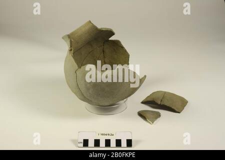 Unità a sfera. Vecchi legami e aggiunte, parzialmente spezzati di nuovo., Pot palla, terracotta, giradischi, h: 19,6 cm, diam: 19 cm, lme, Olanda, Limburgo, Brunssum, Brunssumerheide Foto Stock