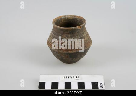 Paesi Bassi Medioevo, vaso di nod, ceramica, Franchi, h, 7,3 cm, diam, 7,4 cm, vmeb 530-630, Paesi Bassi, Limburgo, Roermond, Swalmen Foto Stock