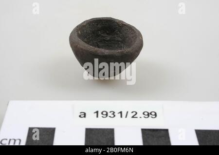 Vaso di terracotta a mano, ceramica, terracotta (stampata a mano), h: 2,3 cm, diam: 3,4 cm, romano, olandese, Friesland, Menageradiel, Menaldum Foto Stock