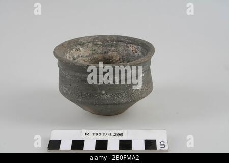 Knikpot con radstempel sulla spalla, piega sotto il collo. Crack da bordo a spalla., vaso Di Nodding, terracotta (parete liscia), h: 6,5 cm, diam: 9,4 cm, vmeb 450-700, Francia Foto Stock