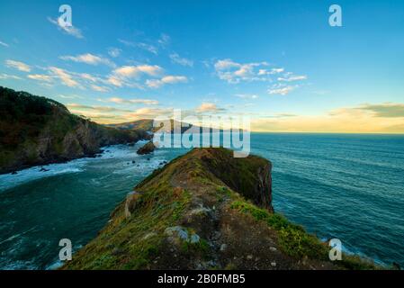 La costa di Zumaia in una chiara giornata estiva, la Spagna Foto Stock