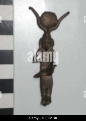 Statua, Iside, Horuskind, corno, disco solare, campana della gioventù, bronzo, dea, bronzo, lunghezza: 7 cm, periodo tardo, periodo Saiziano, Egitto Foto Stock