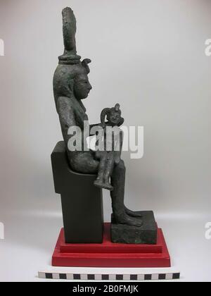 Statua, Iside, Horuskind, corno, sole, uraeus, campana della gioventù, bronzo, dea, bronzo, altezza 37,0 cm (incl Supporto), larghezza 10,5 cm, profondità 17,5 cm (incl ), Periodo Tardivo (?), Egitto Foto Stock