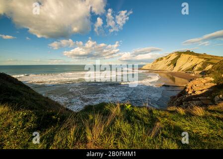 La costa di Zumaia in una chiara giornata estiva, la Spagna Foto Stock