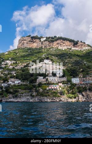 Vista dall'acqua di Ravello sulla Costiera Amalfitana, Italia, case e villaggi verdi montagne, e le scogliere della Terrazza dell'Infinito Foto Stock