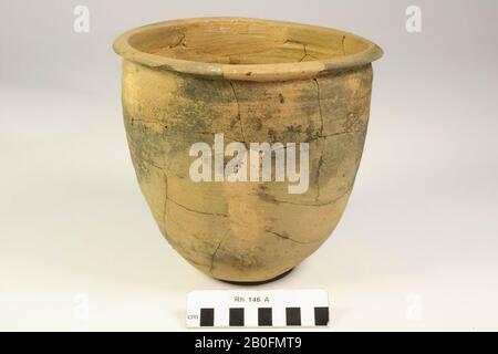 Uovo pentola di terracotta ruvida-murata. Vecchi legami e aggiunte., vaso d'uovo, terracotta (parete ruvida), h: 18,7 cm, diam: 20 cm, vmeb, Olanda, Utrecht, Rhenen, Rhenen, grave 146 Foto Stock