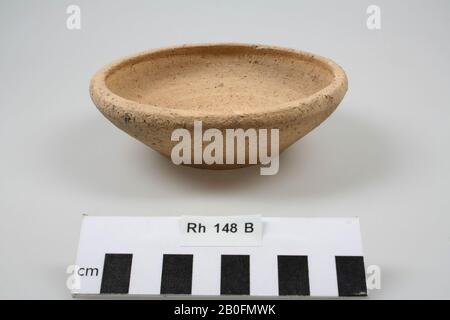 Ciotola di terracotta gialla, ruvida. Lieve danno al bordo, lastra, terracotta (parete ruvida), h: 4,4 cm, diam: 13,6 cm, vmeb 450-525, Olanda, Utrecht, Rhenen, Rhenen, grave 148 Foto Stock
