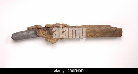 Paesi Bassi Medioevo, coltello, metallo, ferro, organico, legno, pelle, 20,3 x 2,6 cm, vmeb 600-675, Paesi Bassi, Utrecht, Rhenen, Rhenen, grave 221 Foto Stock