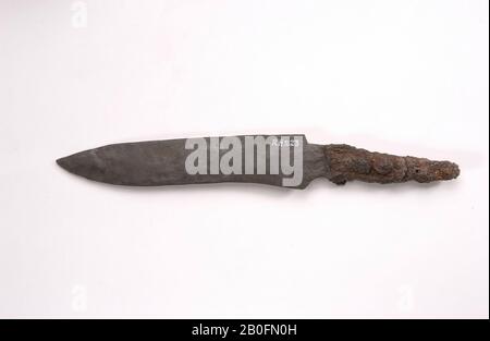 Paesi Bassi Medioevo, coltello, metallo, ferro, organico, legno, 20,5 x 2,6 cm, vmeb 550-590, Paesi Bassi, Utrecht, Rhenen, Rhenen, grave 223 Foto Stock