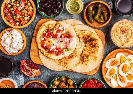 Piatti tradizionali della cucina israeliana e mediorientale - malavach con diverse rifilature, vista dall'alto. Foto Stock