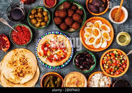 Piatti tradizionali della cucina israeliana e mediorientale - malavach con diverse rifilature, vista dall'alto. Foto Stock