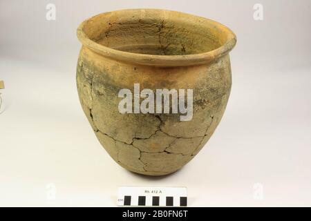 Uovo pentola di terracotta ruvida-murata, storta. Vecchi legami e aggiunte., vaso d'uovo, terracotta (parete ruvida), h: 24,4 cm, diam: 24 cm, vmeb, Olanda, Utrecht, Rhenen, Rhenen, grave 412 Foto Stock