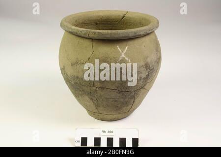 Uovo pentola di terracotta ruvida-murata. Vecchi legami, vaso d'uovo, terracotta (parete ruvida), h: 17,8 cm, diam: 18 cm, vmeb, Olanda, Utrecht, Rhenen, Rhenen, grave 360 Foto Stock