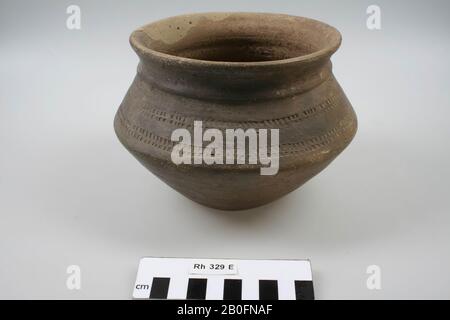 Ganasce articolate in terracotta Frankish a pareti lisce con decorazione radiale a stampo in 2 corsie. Aggiunta al collo, vaso di piegatura, terracotta (parete liscia) (Frankish), h: 12 cm, diam: 17,5 cm, vmea 550-650, Olanda, Utrecht, Rhenen, Rhenen, grave 329 Foto Stock