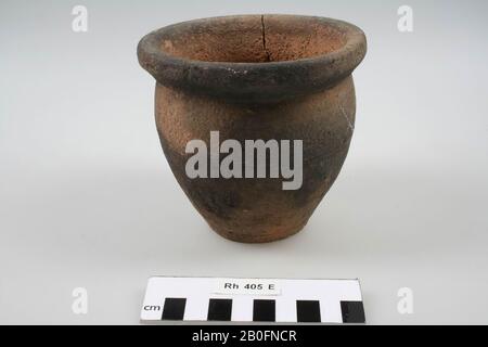 Uovo pentola di terracotta ruvida-murata. Crepe dal collo, eipot, terracotta (parete ruvida), h: 11 cm, diam: 12 cm, vmeb 450-525, Olanda, Utrecht, Rhenen, Rhenen, tomba 405 Foto Stock