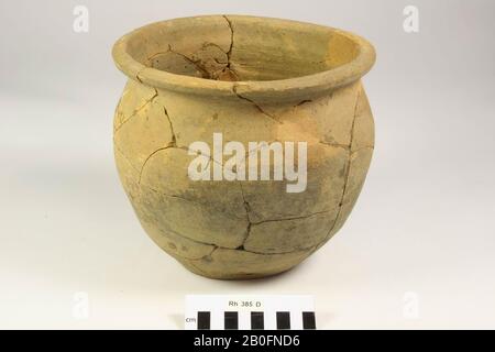 Uovo pentola di terracotta ruvida-murata. Vecchi legami e aggiunte., vaso d'uovo, terracotta (parete ruvida), h: 20,1 cm, diam: 23 cm, vmeb, Olanda, Utrecht, Rhenen, Rhenen, grave 385 Foto Stock