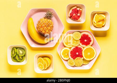 Frutti Tropicali e intere fette su piastre, vista dall'alto. Foto Stock
