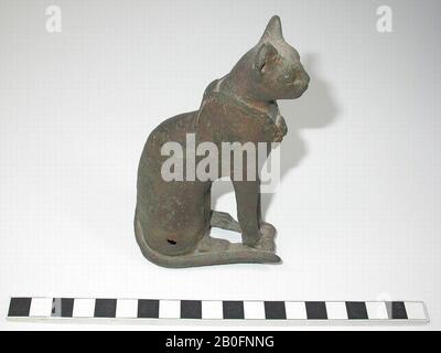 Gatto, seduta, catena, testa senza lionessa, orecchio trafitto, bronzo, animale, bronzo, 13,1 cm, Tardo Periodo (?) 700-332 a.C., Egitto Foto Stock