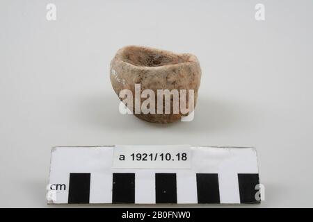 Vaso di terracotta a mano., ceramica, terracotta (a mano), h: 4 cm, diam: 5,2 cm, romano, olandese, Friesland, Dongeradeel, Raard Foto Stock