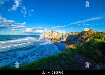 La costa di Zumaia in una chiara giornata estiva, la Spagna Foto Stock