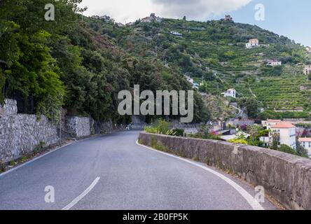 La stretta Via Lungomare dei Cavalieri si snoda lungo le scogliere terrazzate della Costiera Amalfitana, Italia Foto Stock