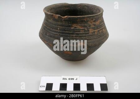 Knikpot in terracotta Frankish dalle pareti lisce con decorazione a gola. Mancano diversi pezzi di collo e ventre, immancini, ceramiche (parete liscia) (Frankish), h: 10 cm, diam: 13 cm, vmeb 575-700, Olanda, Utrecht, Rhenen, Rhenen, grave 699 Foto Stock