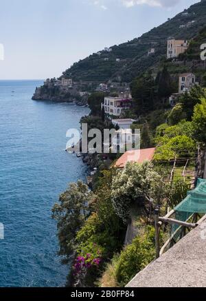 La costa frastagliata delle montagne e il Mar Tirreno sulla costiera amalfitana Foto Stock