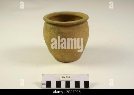 Uovo vaso di terracotta dalle pareti ruvide, uovo vaso, terracotta (pareti ruvide), h: 11,2 cm, diam: 11,3 cm, vmeb 650-700, Paesi Bassi, Utrecht, Rhenen, Rhenen, tomba 739 Foto Stock