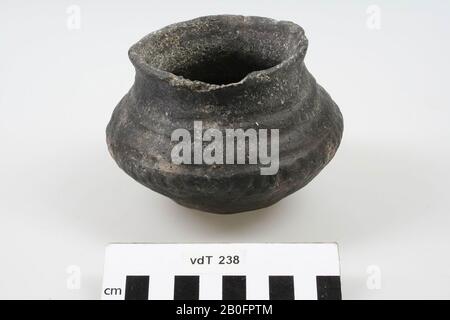 Paesi Bassi Medio Evo, vaso di Nod, terracotta, sassone, h, 8,3 cm, diam, 12,1 cm, vmeb, Paesi Bassi, Friesland, Dongeradeel, Foudgum, terp Foto Stock