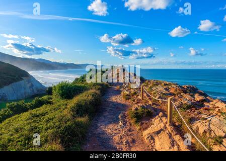 La costa di Zumaia in una chiara giornata estiva, la Spagna Foto Stock