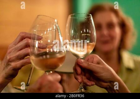 Oaxaca, Messico - i turisti americani celebrano a Sabina Sabe, un cocktail bar e ristorante. Foto Stock