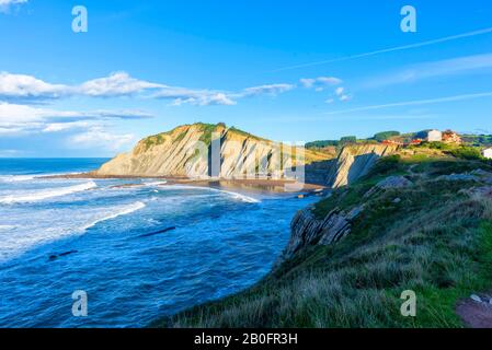 La costa di Zumaia in una chiara giornata estiva, la Spagna Foto Stock