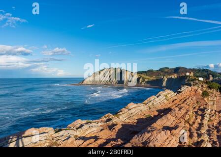 La costa di Zumaia in una chiara giornata estiva, la Spagna Foto Stock